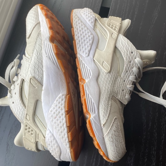 White Nike Air Huarache Women’s Size 8 - Picture 7 of 9